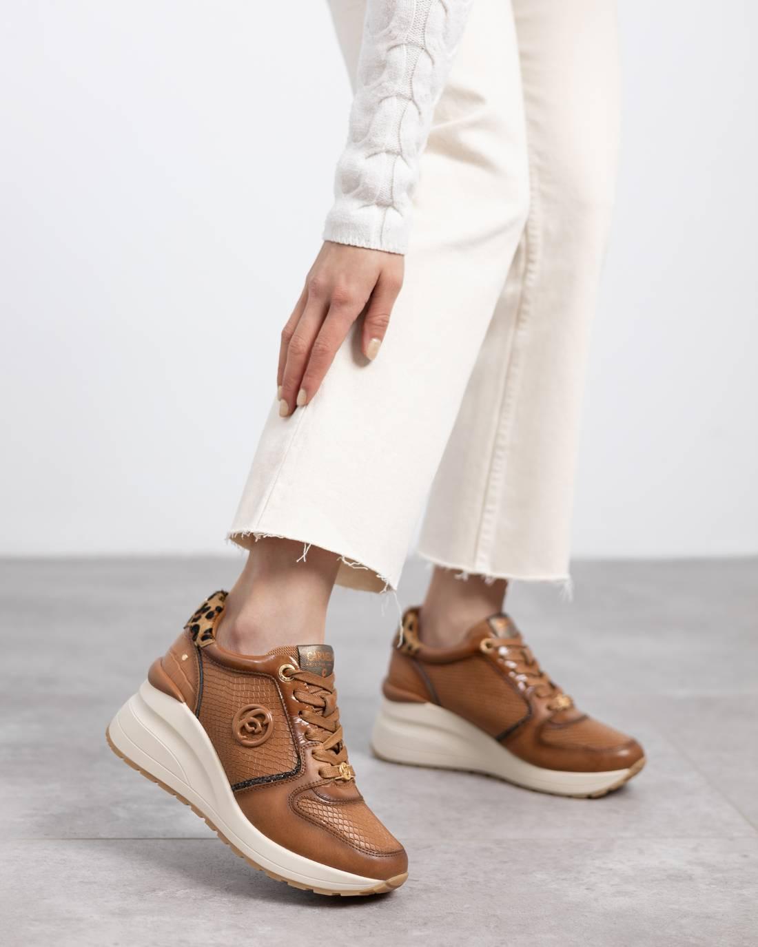 Zapatilla de mujer con cuña Carmela 16244403