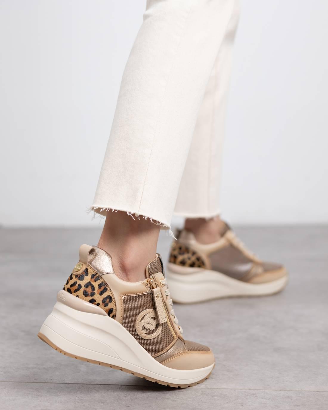 Zapatilla de mujer con cuña Carmela 16252102
